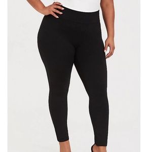 NWT Torrid Studio Ponte Slim Fix Pixie Pant
